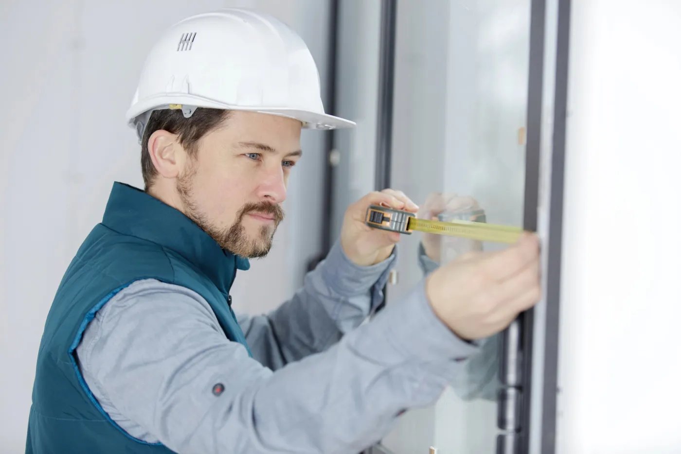 Serrure multipoints démontée sur une porte francilienne pendant un dépannage d'hiver